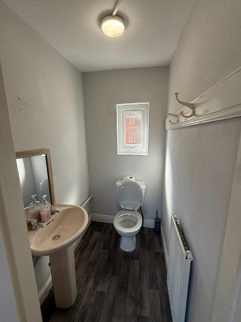 142 upstairs WC.jpg